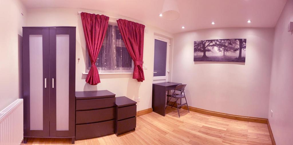1 Bedroom Split Level House, Pembroke Road, Nort