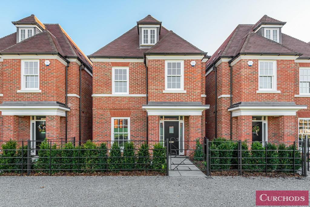 Broadoaks Park Road, West Byfleet, KT14 4 bed detached house £4,000