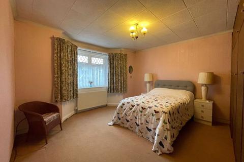 2 bedroom bungalow for sale - Woodhurst Avenue, Watford