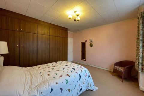 2 bedroom bungalow for sale - Woodhurst Avenue, Watford