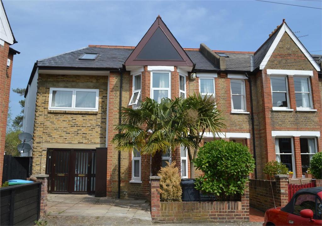Gordon Avenue, St Margarets 1 bed flat £1,200 pcm (£277 pw)