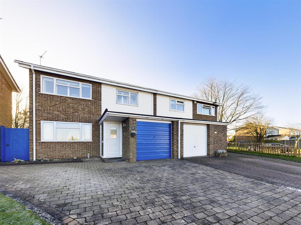 Daffodil Close, Basingstoke 3 bed semidetached house £370,000