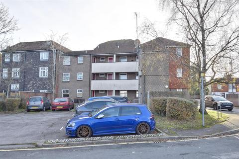 5 Caxton Close, Tenterden, TN30 6JW