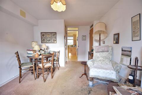 5 Caxton Close, Tenterden, TN30 6JW