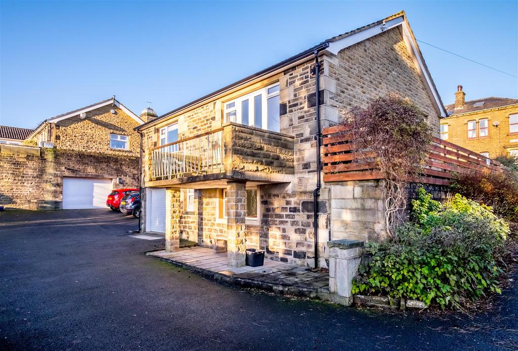 Stainland Road, Stainland, Halifax 3 bed detached house £280,000