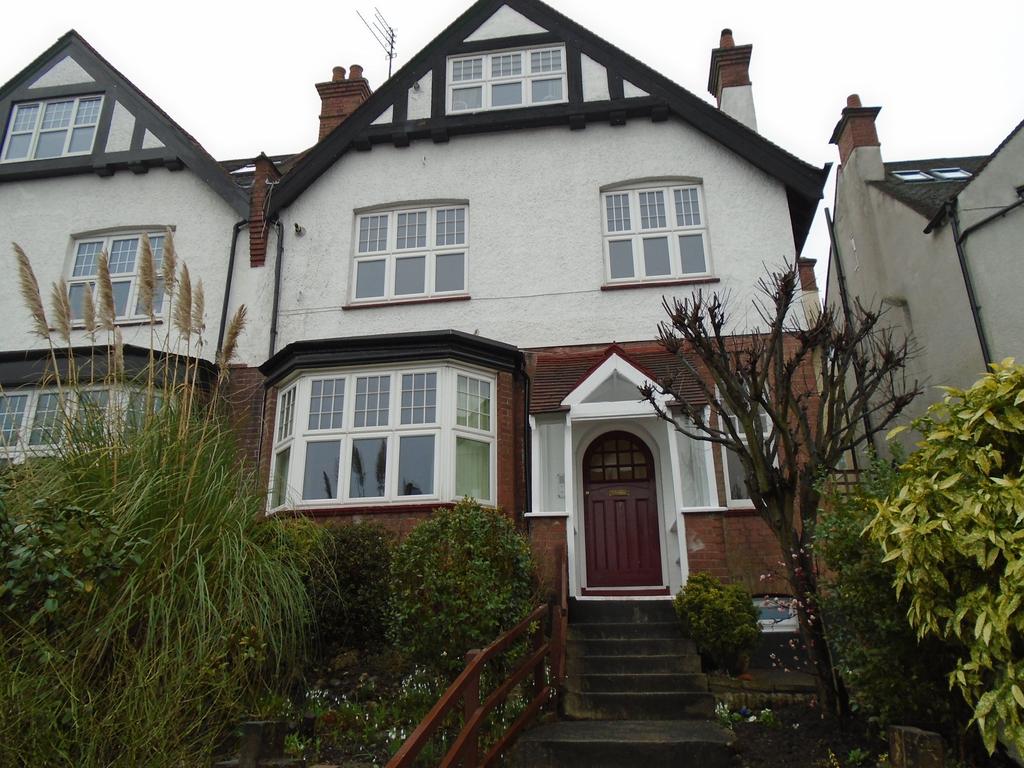 Creighton Avenue, London N10 1 bed flat £1,195 pcm (£276 pw)