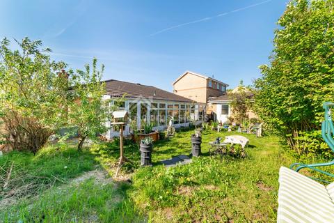 3 bedroom detached bungalow for sale, Leith Court, Dewsbury