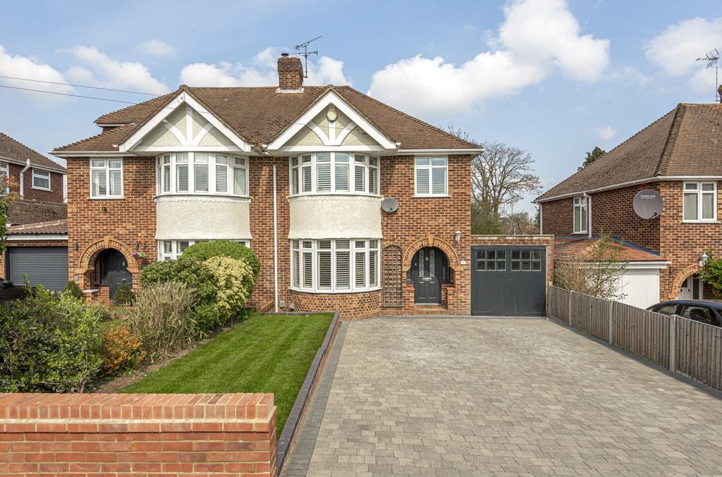 Redhatch Drive, Earley, RG6 3 bed semidetached house £550,000