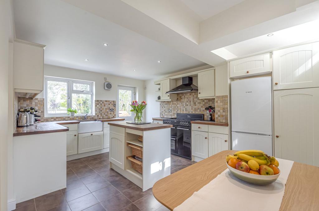 Redhatch Drive, Earley, RG6 3 bed semidetached house £550,000