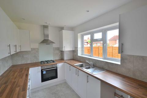 3 bedroom semi-detached house to rent, Cressingham Road, Reading