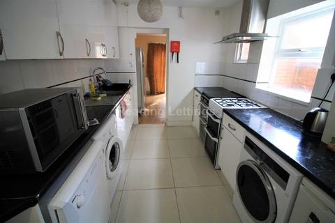 7 bedroom terraced house to rent, Grange Avenue, Reading