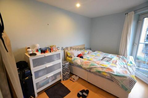 3 bedroom flat to rent, Stretford Road, Hulme, Manchester. M15 6HE