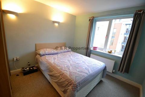 3 bedroom apartment to rent, Stretford Road, Hulme, Manchester. M15 6HE