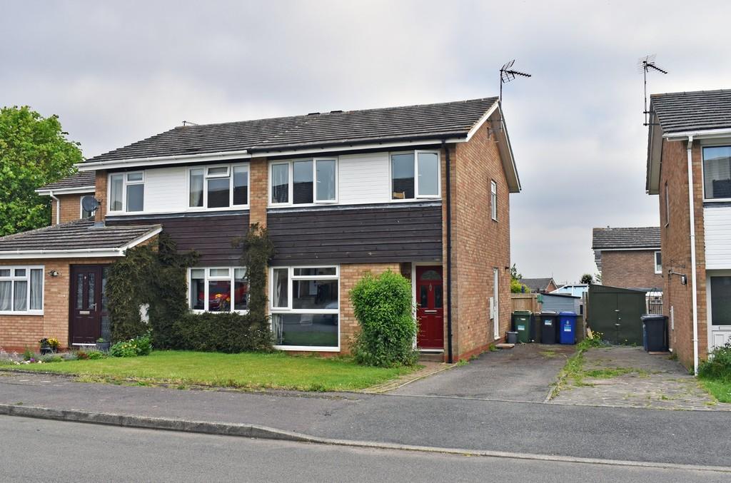 Spinney Close, Towcester 3 bed semidetached house £925 pcm (£213 pw)