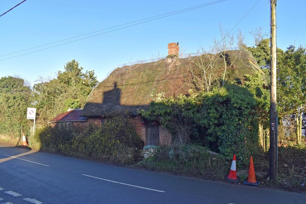 High Street, Wappenham 2 bed cottage £275,000