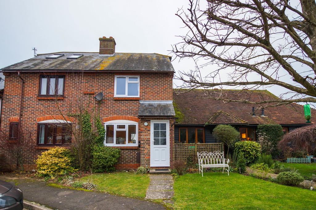 Priors Acre, Boxgrove 2 bed end of terrace house £995 pcm (£230 pw)