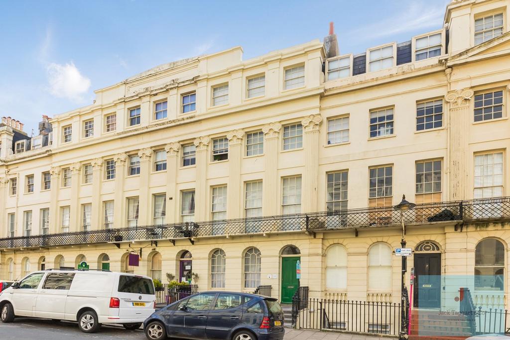Oriental Place, Brighton, BN1 1 bed apartment £900 pcm (£208 pw)