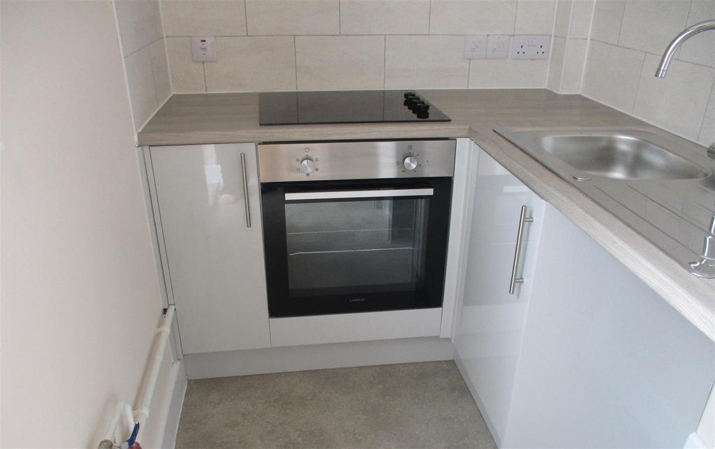 Brookdale Road, Nuneaton 2 bed semidetached house £695 pcm (£160 pw)