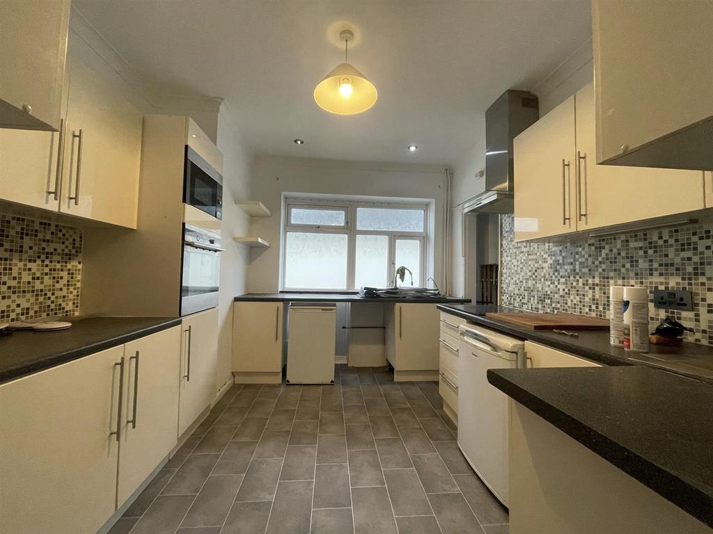 Central Avenue, Gravesend, Kent 3 bed apartment £950 pcm (£219 pw)