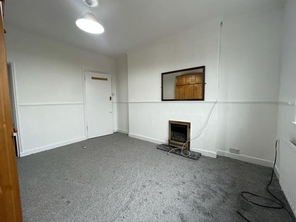 Central Avenue, Gravesend, Kent 3 bed apartment £950 pcm (£219 pw)