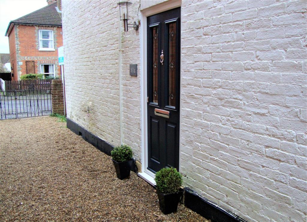 High Path Road, Guildford 1 bed flat £1,100 pcm (£254 pw)