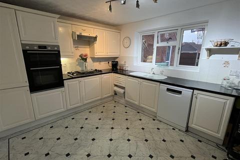 8 Amphlett Croft, Tipton, DY4 7RX