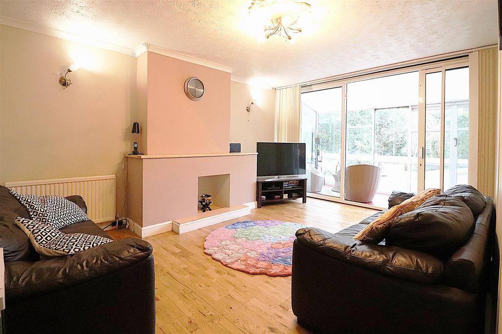 Monks Orchard, Dartford 3 bed townhouse £400,000