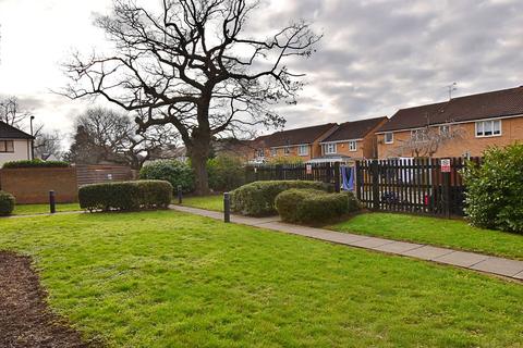 1 bedroom flat for sale - Beaufort Close, Chingford , London. E4 9XF