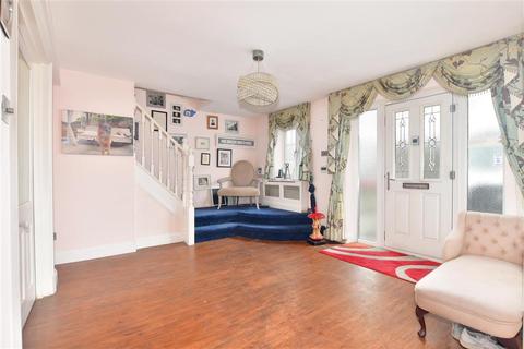 3 bedroom detached house for sale - Alderton Rise, Loughton, Essex