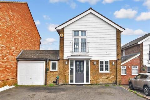 3 bedroom detached house for sale - Alderton Rise, Loughton, Essex