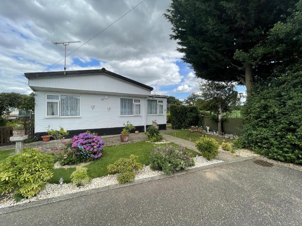 Woodland View, Stratton Strawless 2 bed park home £99,950