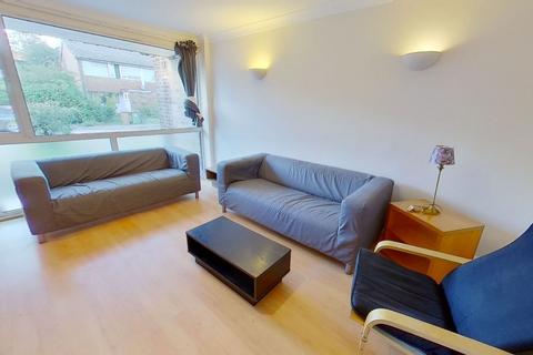 3 bedroom semi-detached house to rent, Guildford Park Avenue, Guildford