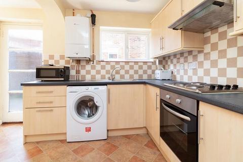 3 bedroom semi-detached house to rent, Westgate Close, Canterbury