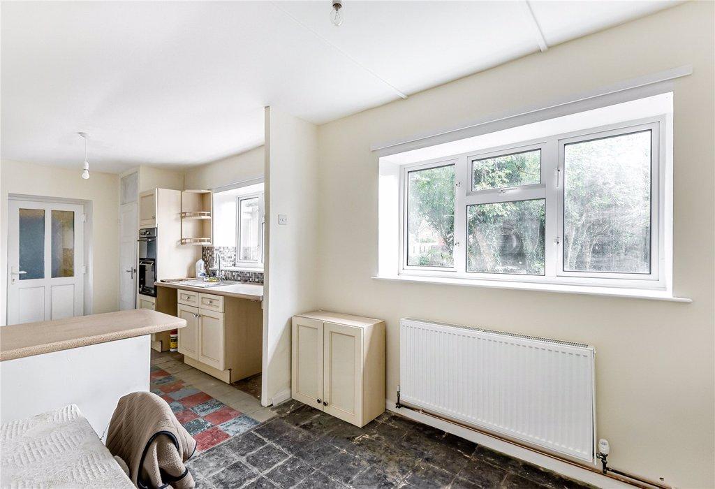 Philip Close, Melksham, Wiltshire 3 bed semidetached house £230,000