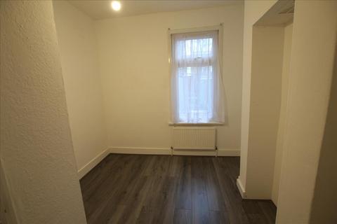 1 bedroom flat to rent, Nine Acres Close, Manor Park , London, E12