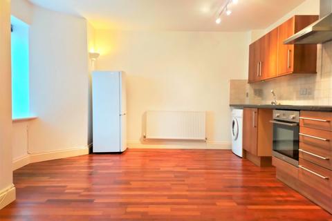 2 bedroom flat to rent, Grovehill Road, Redhill