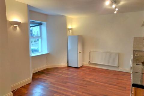 2 bedroom flat to rent, Grovehill Road, Redhill