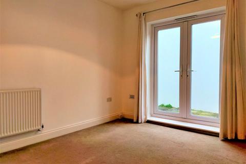 2 bedroom flat to rent, Grovehill Road, Redhill