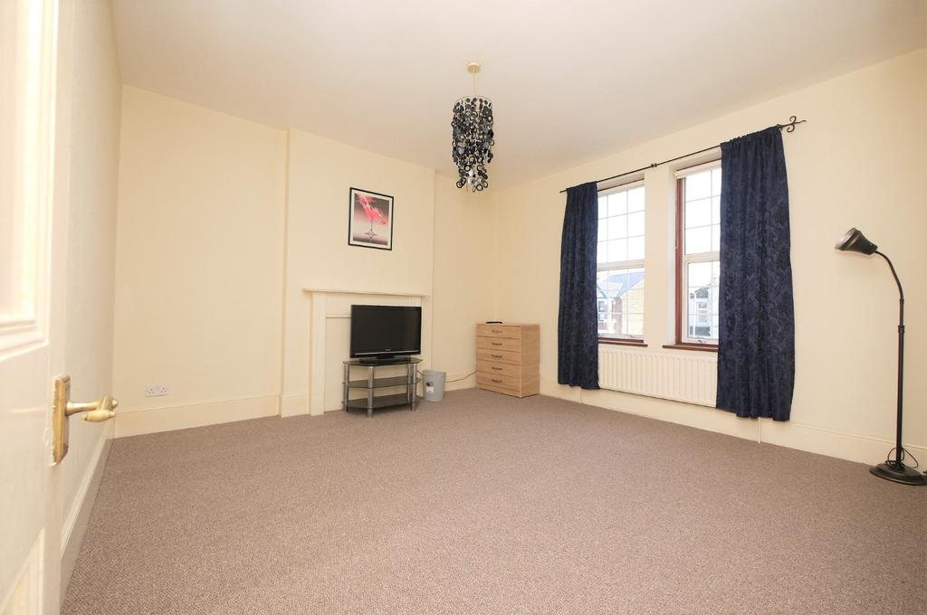 Balfour Road, Ilford, Greater London... 2 bed flat £1,275 pcm (£294 pw)