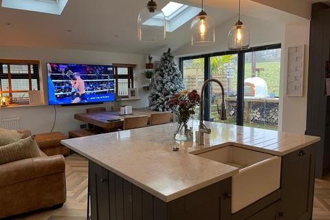 56 Brownberrie Drive, Horsforth, Leeds, LS18 5NW