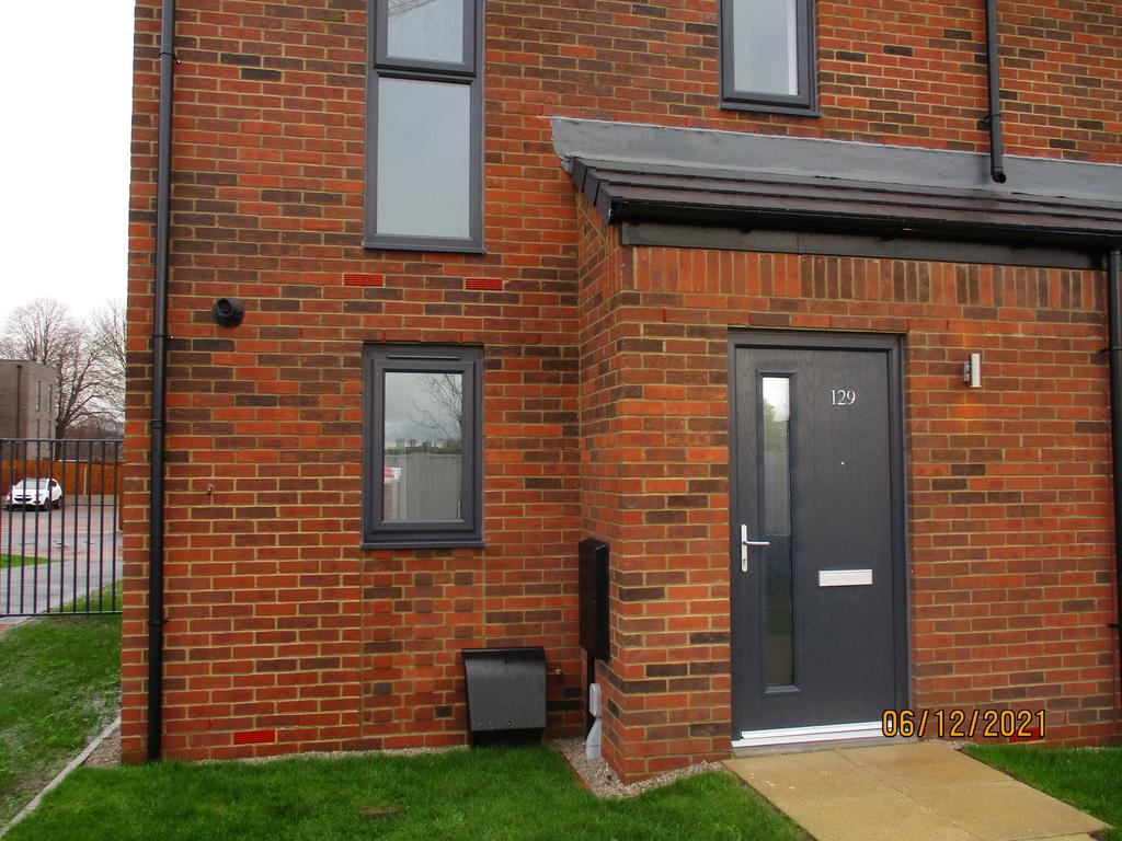 Shergar Way, Salford M6 3 bed semidetached house £1,300 pcm (£300 pw)