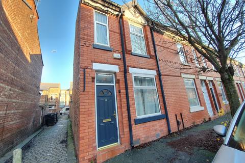 2 bedroom terraced house to rent - Carlton Avenue, Manchester, M14