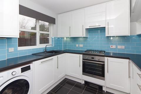 3 bedroom semi-detached house to rent, OLD FARM PARK - Lovely modern 3 bedroom semi with d/s cloakroom, garage & garden