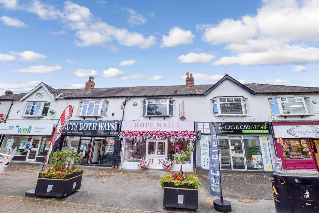 Stockport Road, Timperley... 2 bed flat £950 pcm (£219 pw)