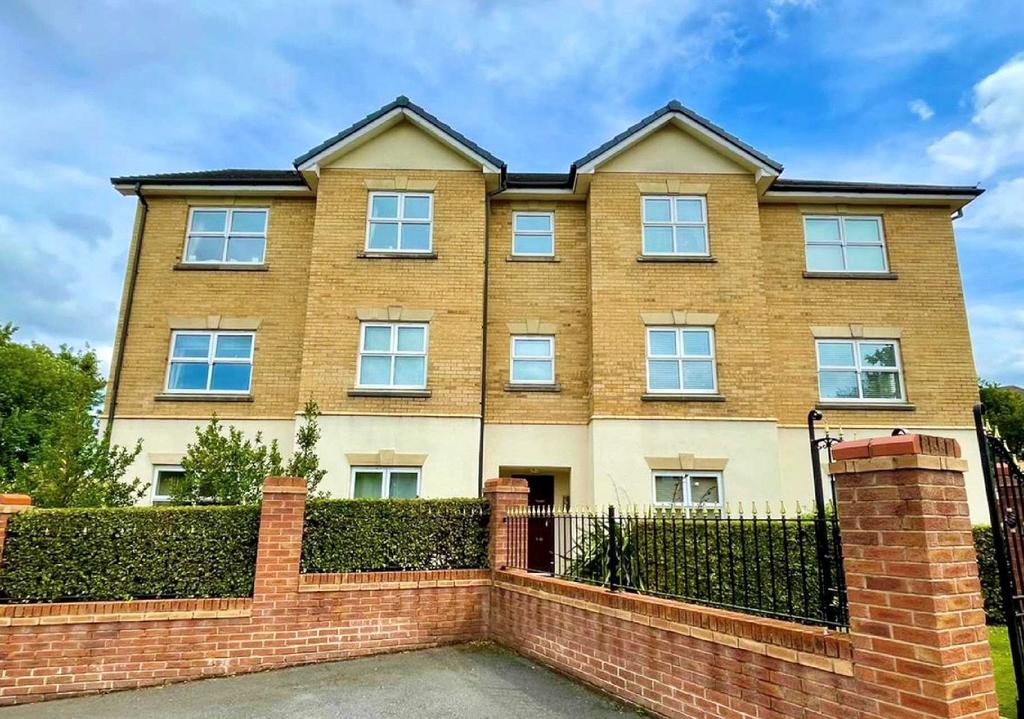 Hampstead Drive, Whitefield, Manchester, M45 3 bed apartment £1,000