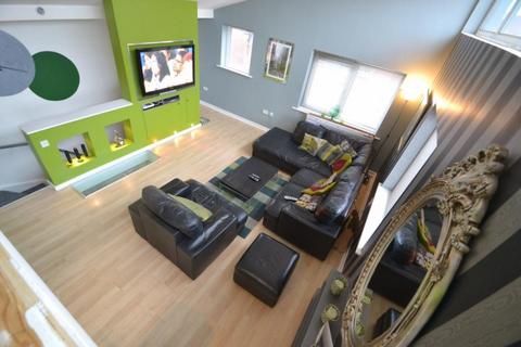 3 bedroom townhouse to rent, Peregrine Street, Hulme, Manchester, M15 5PZ