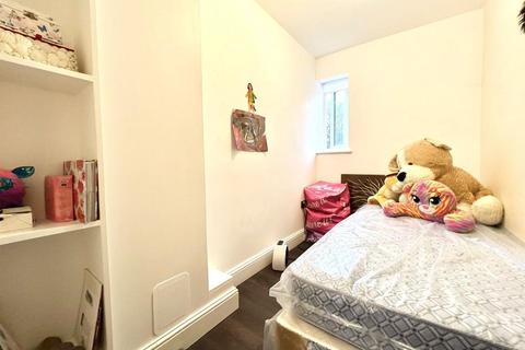 2 bedroom flat for sale - Stourhead Gardens, Raynes Park, London, SW20 0UL