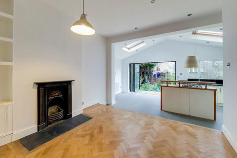 42 Myrtle Gardens, London, W7 3JQ