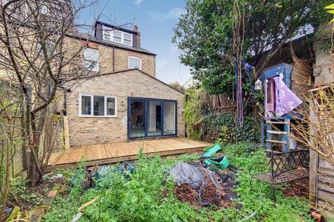 42 Myrtle Gardens, London, W7 3JQ