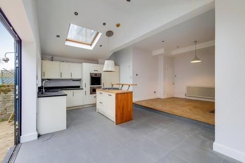 42 Myrtle Gardens, London, W7 3JQ